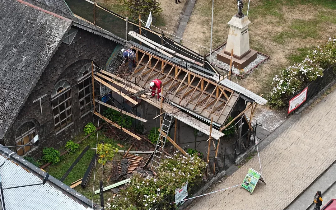 Reparación cubierta casa parroquial de Castro